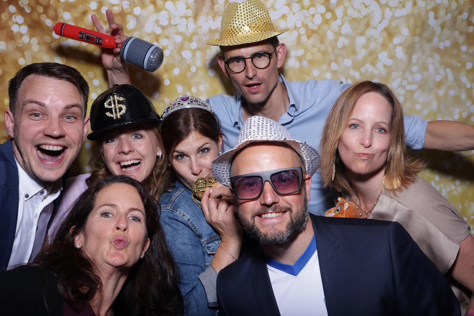 Photofy Booth Fotobox - Freundliche Gäste mit Requisiten und Spaß an der Fotobox für Hochzeit & Events in Kreuzlingen