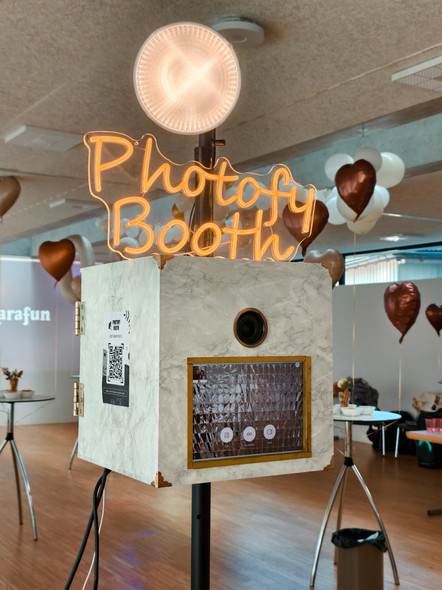 Photofy Booth Fotobox - Professionelle Marmor-Fotobox mit Neon-Schild, Ring-Licht und Touchscreen für Events in Kreuzlingen
